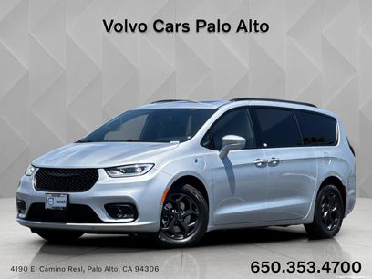 Used 2022 Chrysler Pacifica Limited w/ Uconnect Theater Family Group