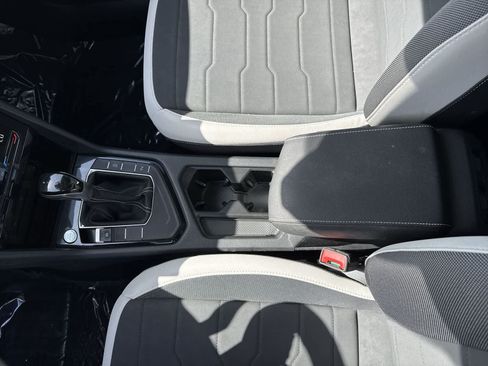 Certified 2025 Volkswagen Taos SE w/ Panoramic Sunroof Package FWD image 34