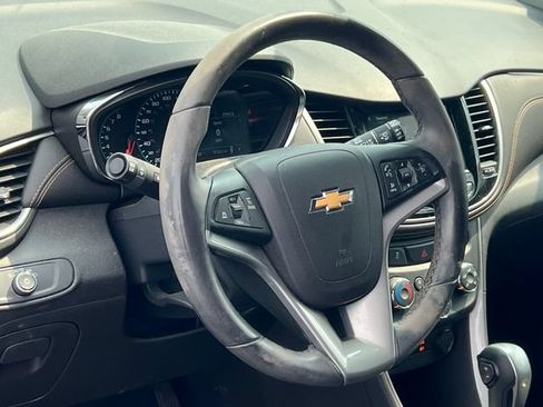 Used 2018 Chevrolet Trax LT w/ LT Convenience Package FWD image 2