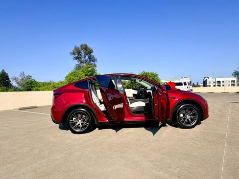 Used 2024 Tesla Model Y Long Range RWD image 33