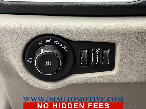 Used 2020 Chrysler Pacifica Touring-L FWD image 40