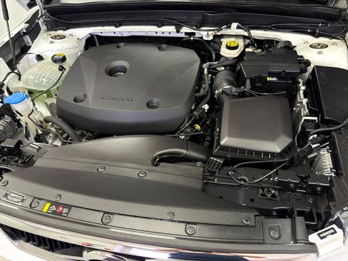 Used 2022 Volvo XC40 T5 Momentum image 37