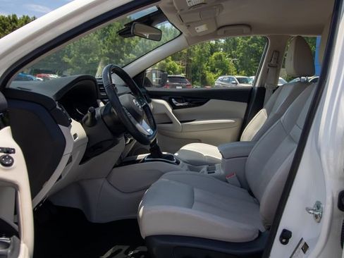 Used 2022 Nissan Rogue Sport SL FWD image 7