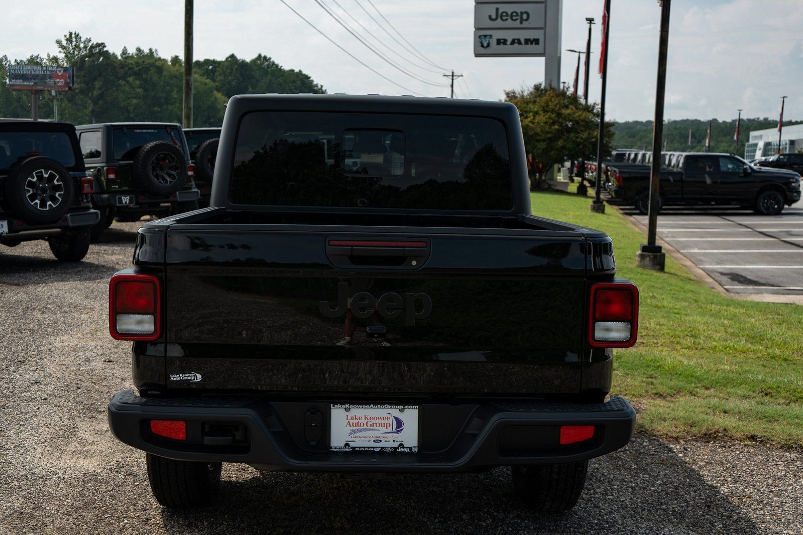 Used 2025 Jeep Gladiator Sport AWD/4WD image 8