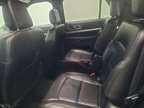 Used 2018 Ford Explorer XLT w/ Equipment Group 202A AWD/4WD image 18