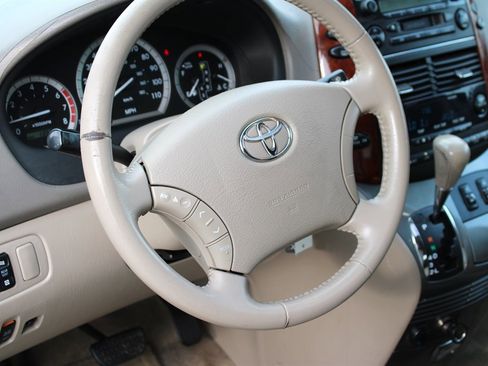 Used 2005 Toyota Sienna XLE image 36