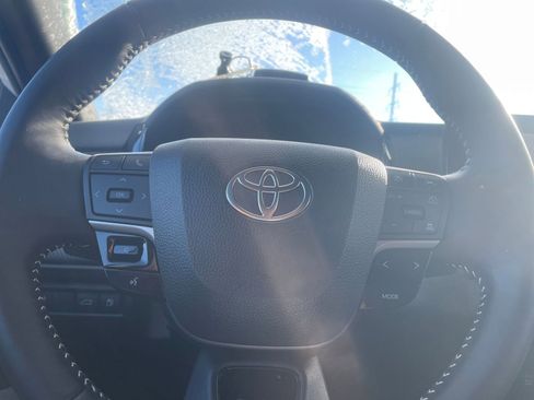 Used 2025 Toyota Camry SE image 28