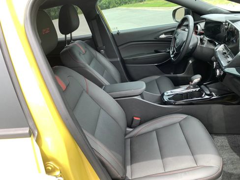 Used 2024 Chevrolet Trax RS w/ Sunroof Package FWD image 29