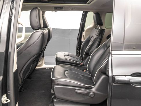 Used 2023 Chrysler Pacifica Limited FWD image 30