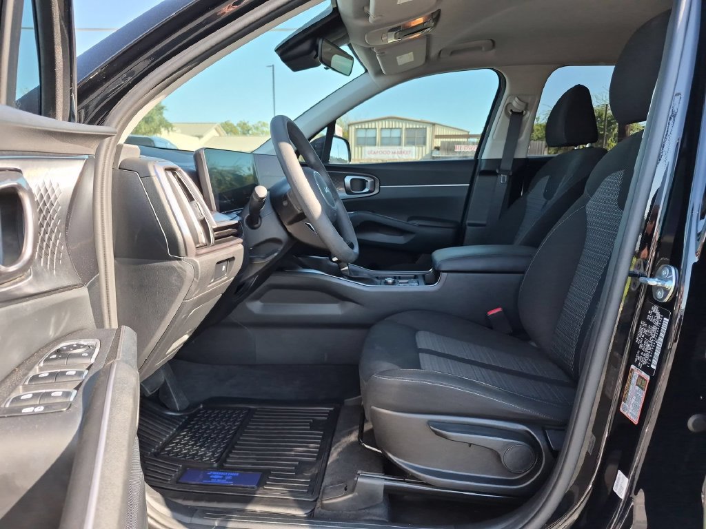 Used 2025 Kia Sorento LX FWD image 17