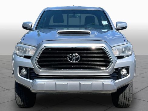 Used 2017 Toyota Tacoma TRD Sport w/ Premium & Technology Package AWD/4WD image 3