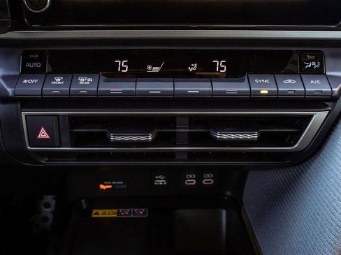 Used 2025 Toyota Camry SE image 21