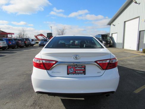 Used 2017 Toyota Camry SE w/ Moonroof Package image 4