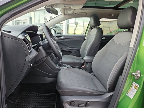 Certified 2025 Volkswagen Taos SE image 10