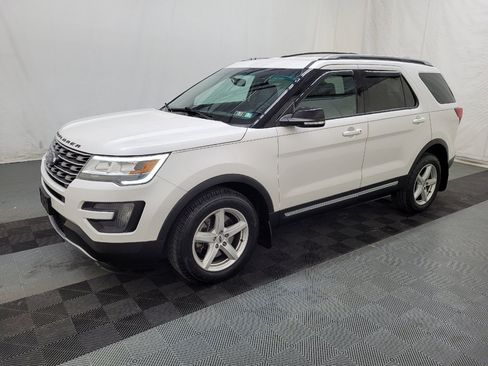 Used 2016 Ford Explorer XLT w/ Equipment Group 202A image 2