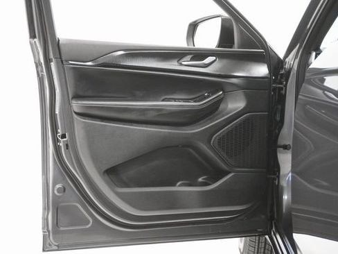 Used 2025 Jeep Grand Cherokee L Laredo image 16