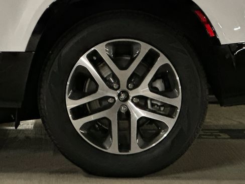 New 2025 Land Rover Defender 130 X-Dynamic SE image 13