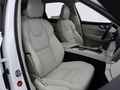 Used 2018 Volvo XC60 T6 Momentum w/ Vision Package image 21