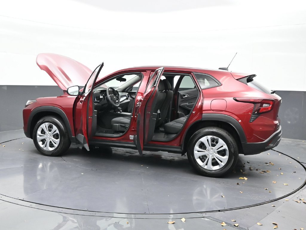 Used 2025 Chevrolet Trax LS FWD image 31