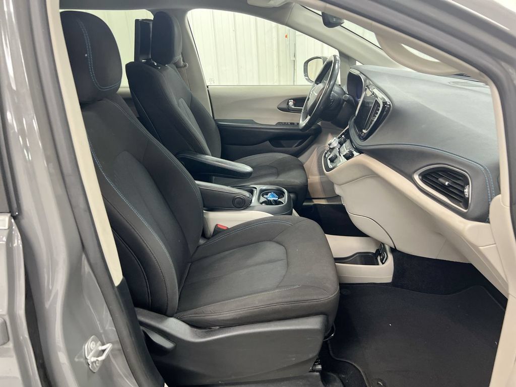 Used 2021 Chrysler Pacifica Touring w/ Uconnect Theater Family Group FWD image 21