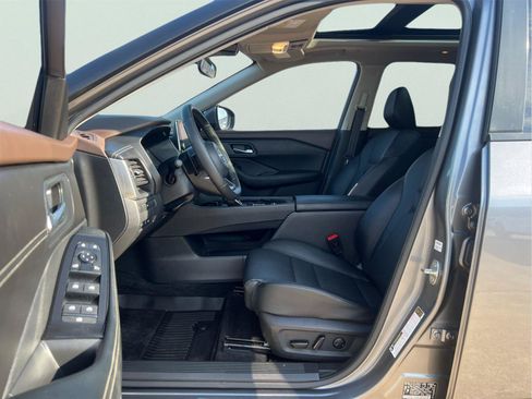 Used 2023 Nissan Rogue SV w/ SV Premium B Package FWD image 11
