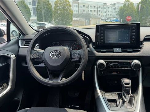 Used 2019 Toyota RAV4 LE FWD image 26