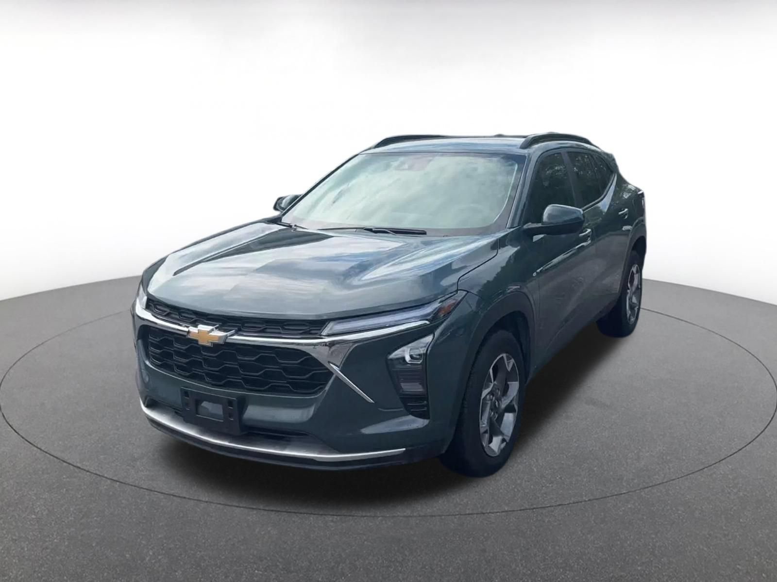 Used 2025 Chevrolet Trax LT FWD image 4
