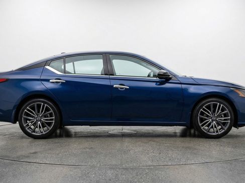 Used 2025 Nissan Altima 2.5 SV image 8