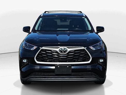 Used 2023 Toyota Highlander XLE AWD/4WD image 12