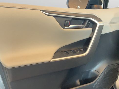 Used 2020 Toyota RAV4 Limited FWD image 29