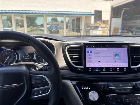Used 2022 Chrysler Pacifica Touring-L AWD/4WD image 17