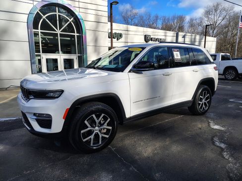 Certified 2024 Jeep Grand Cherokee Limited image 2