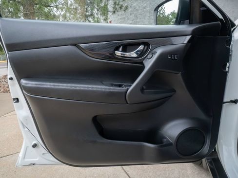 Used 2018 Nissan Rogue SL w/ Premium Package AWD/4WD image 7