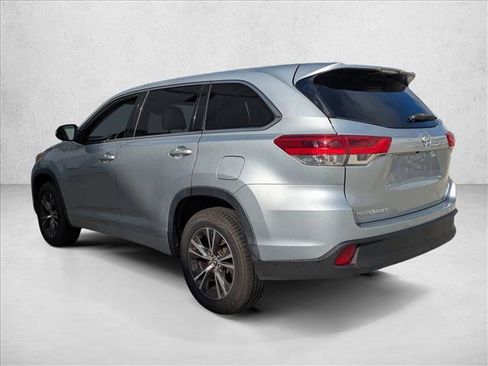 Used 2018 Toyota Highlander LE image 7