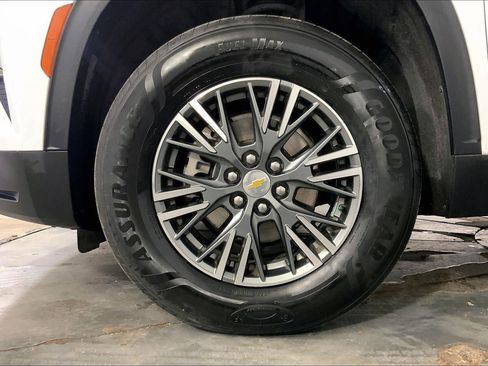 Used 2024 Chevrolet Traverse LT image 9