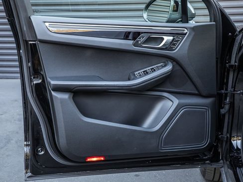 Used 2023 Porsche Macan Turbo image 17