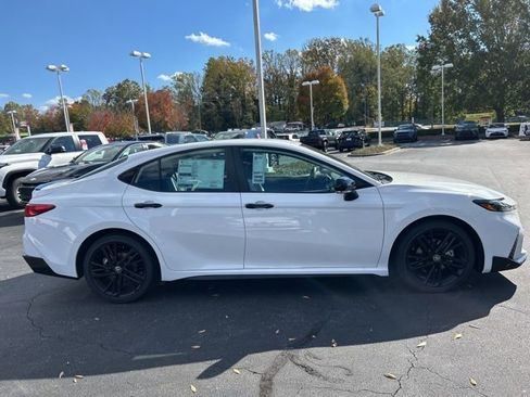 New 2026 Toyota Camry Hybrid FWD image 4