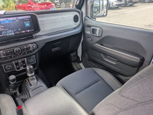 Used 2024 Jeep Wrangler Unlimited Sahara AWD/4WD image 17