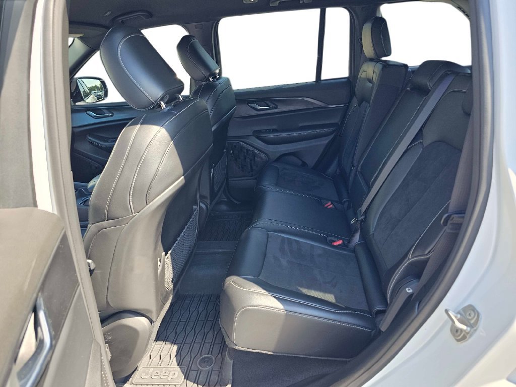 Used 2025 Jeep Grand Cherokee Altitude AWD/4WD image 30