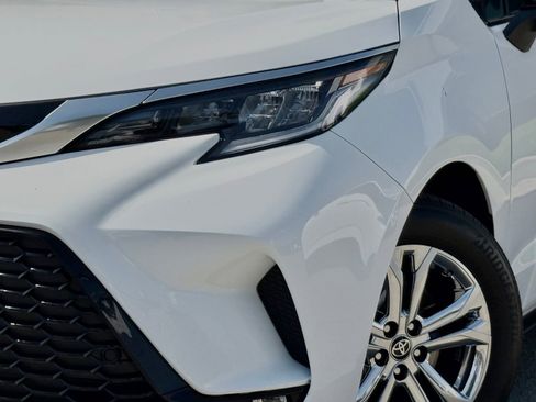 Used 2023 Toyota Sienna XSE AWD/4WD image 3