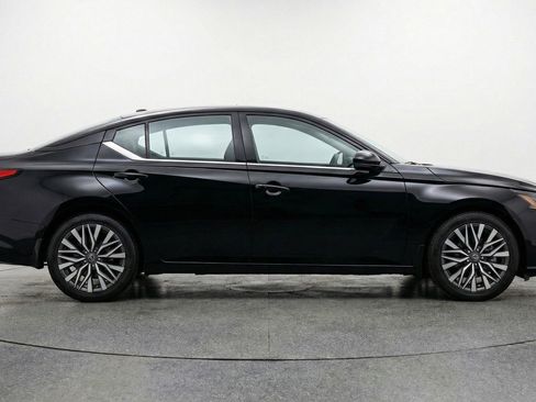 Used 2025 Nissan Altima 2.5 SV image 11