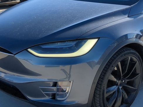 Used 2018 Tesla Model X 75D image 10