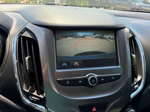 Used 2018 Chevrolet Cruze LT w/ Convenience Package FWD image 21