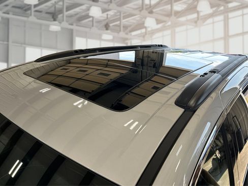 Used 2023 Chrysler Pacifica Limited FWD image 11