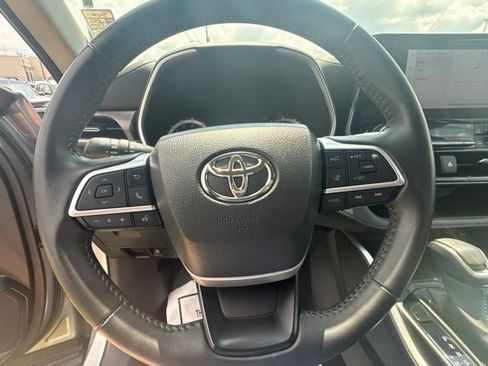 Used 2023 Toyota Highlander XLE AWD/4WD image 19
