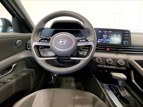 Used 2024 Hyundai Elantra SE FWD image 4