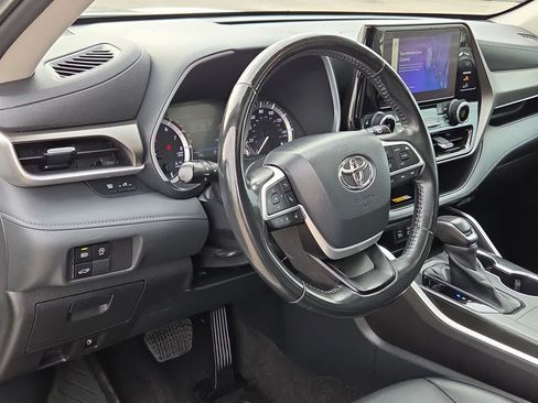Used 2023 Toyota Highlander XLE FWD image 10