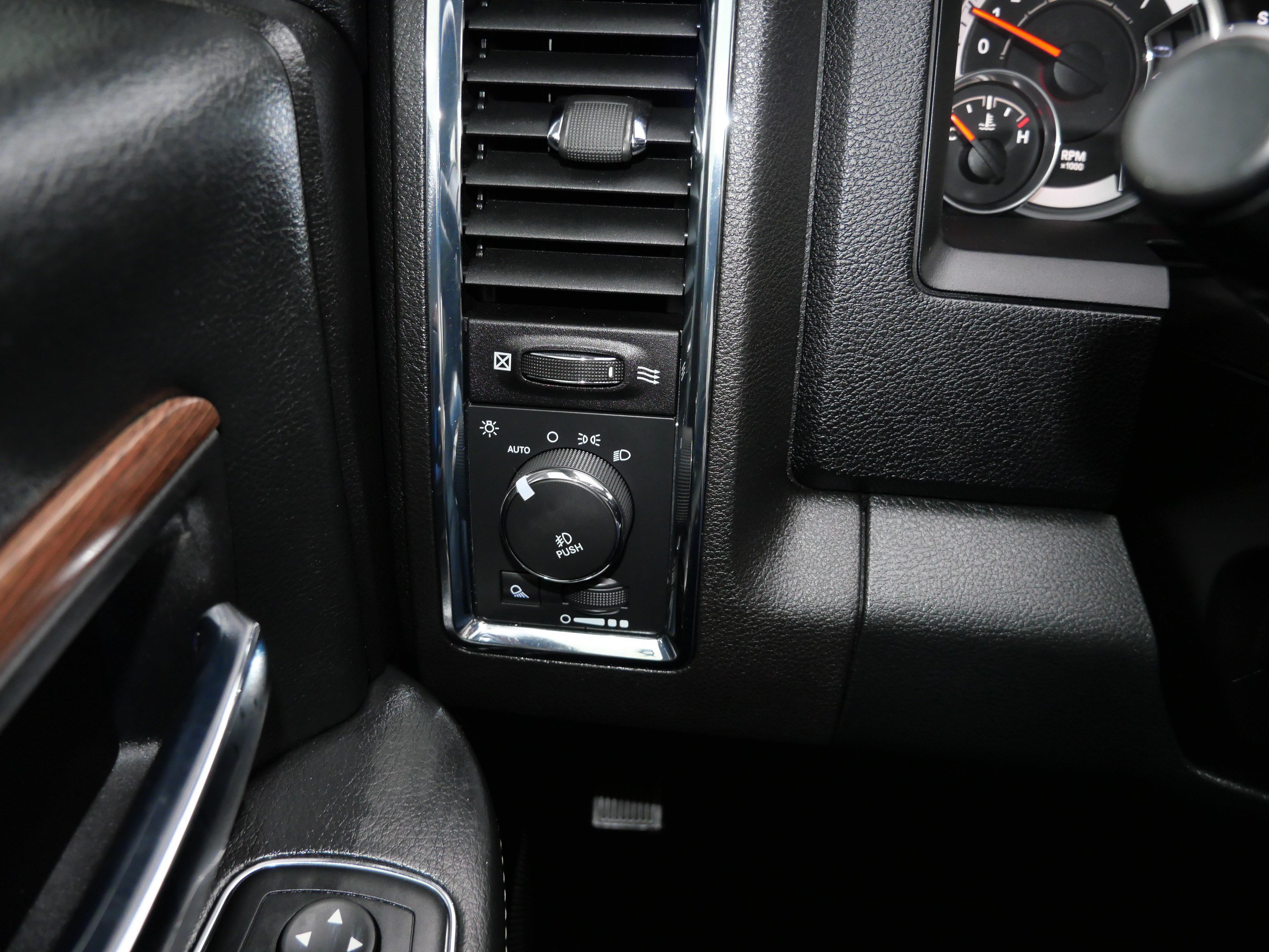 Used 2015 RAM 1500 Laramie w/ Convenience Group AWD/4WD image 27