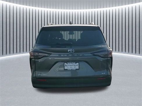 Used 2025 Toyota Sienna XLE w/ XLE Plus Package image 4
