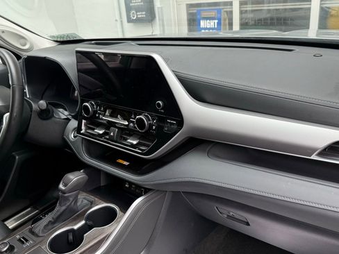 Used 2025 Toyota Highlander Platinum image 4